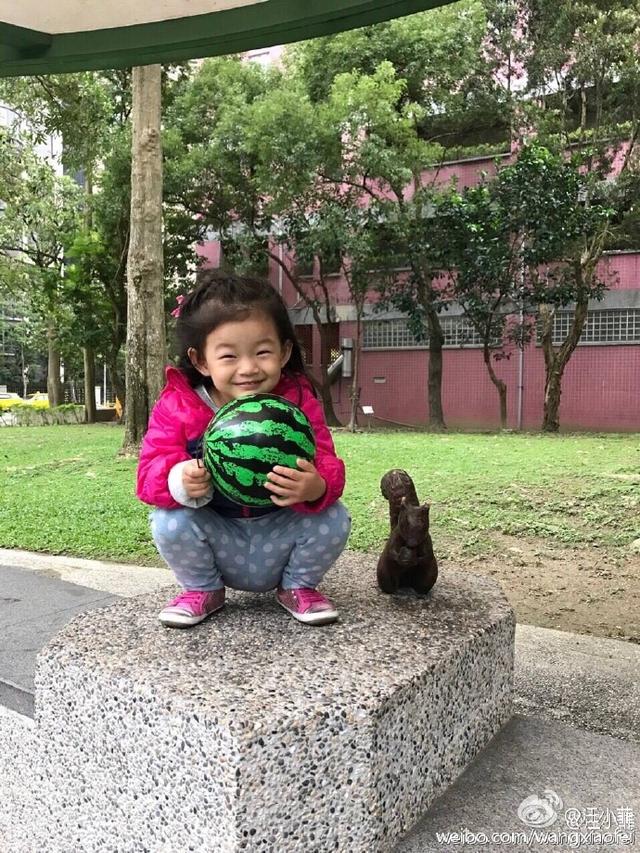 儿子生日，汪小菲却晒女儿近照！姐弟俩都超爱笑的，像极了爸爸！