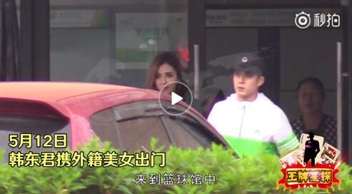 韩东君与疑似外籍女友情侣装游横店，3天同回酒店，形影不离！