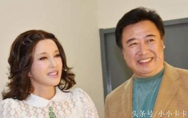 62岁刘晓庆携75岁老公罕见露面 一身紫色再现女皇风采 政商老公曾送上亿豪宅豪车