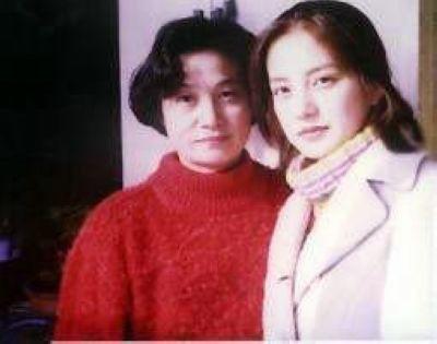 《中餐厅》赵薇妈妈侧颜十分漂亮 25年前的赵薇和妈妈一模一样