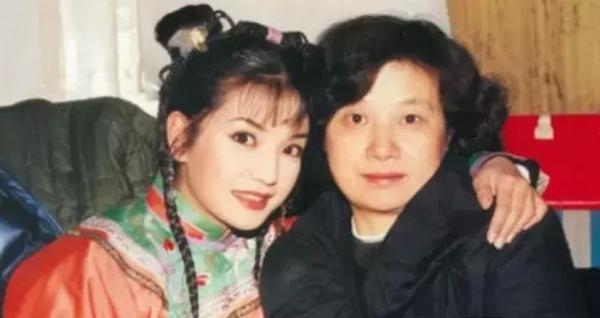 《中餐厅》赵薇妈妈侧颜十分漂亮 25年前的赵薇和妈妈一模一样