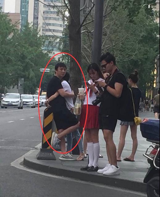 王思聪上海街头再牵新妹子，与豆得儿分手被猜跟毕业照有关