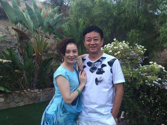 朱军全家出游照，53岁满脸皱纹，小6岁妻子妙如少女，儿子书法特棒 名字也特甜蜜