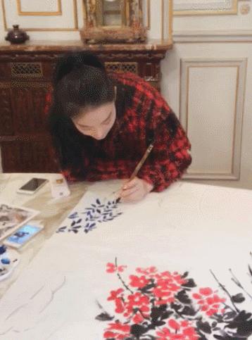 张馨予因画画圈粉无数，为学油画出国进修，网友：成功洗白
