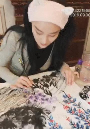 张馨予因画画圈粉无数，为学油画出国进修，网友：成功洗白