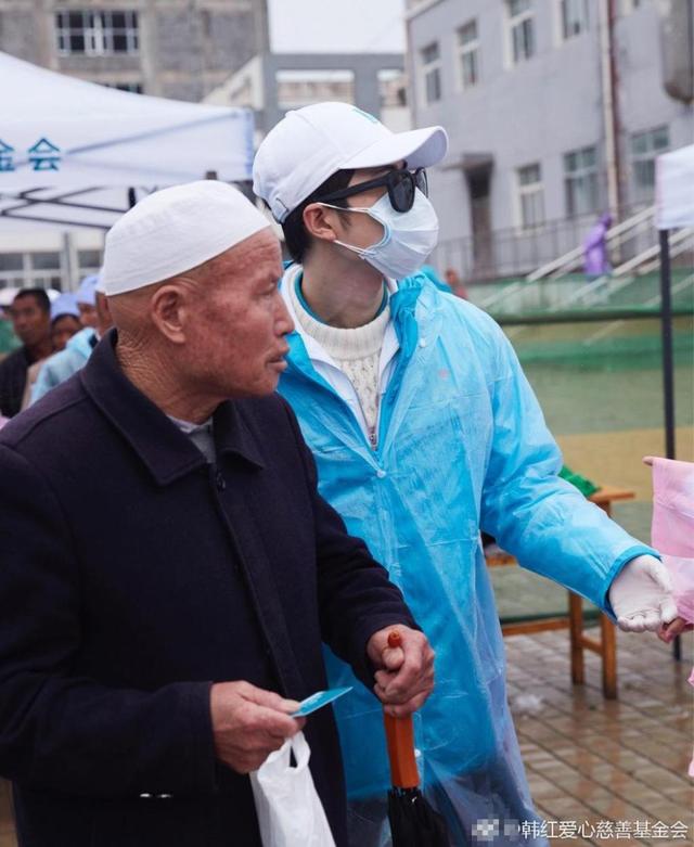 陈学冬懒理郭敬明被诉性侵，冒雨做公益帮助患者