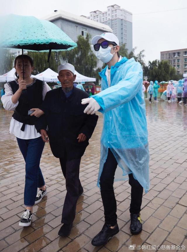 陈学冬懒理郭敬明被诉性侵，冒雨做公益帮助患者