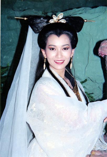 厉害了！曾是最美白娘子，如今年过半百却美成少妇