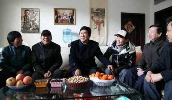 看看明星回乡下老家是啥样，毫无违和感，最后一位不忘耍大牌！
