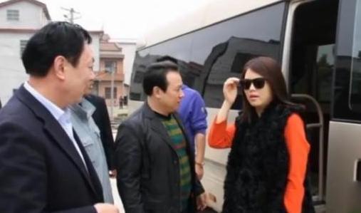 看看明星回乡下老家是啥样，毫无违和感，最后一位不忘耍大牌！