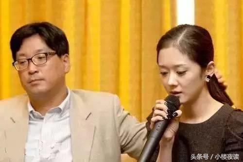 看到职业装的赵丽颖，网友们又想起与颖宝神似却被娱乐圈封杀的她