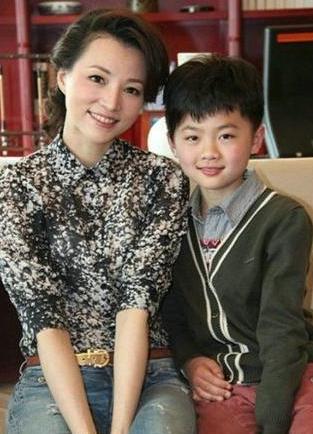 娱乐圈后妈她被亲儿子打耳光还骂败家，她更惨不能要小孩只能养狗