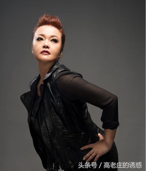 曾经的台湾摇滚女歌手第一人，如今成大妈，新歌声导师认不出