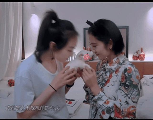 《我们来了》第二季开播：宋茜唐艺昕甜蜜互动，蒋欣成表情包！