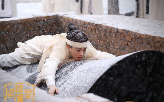 《那年花开月正圆》哭死在路边 孩子流产周莹被陷害沉塘