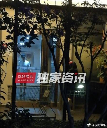 胡歌与神秘女共渡6小时，女方轻车熟路开胡歌家门，女子正脸曝光