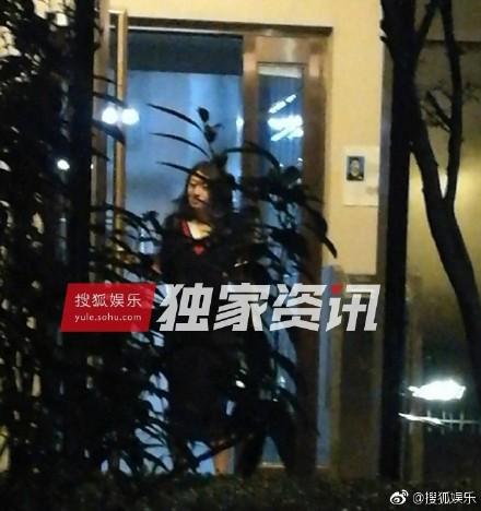 胡歌与神秘女共渡6小时，女方轻车熟路开胡歌家门，女子正脸曝光