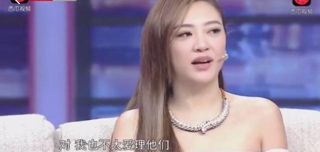 陌生女人乱发信息给陈小春，应采儿的反击够狠，比这两位霸气多了