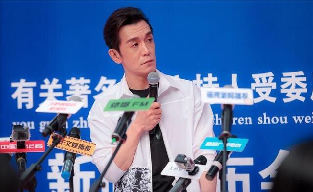 许久未见的李咏竟然换了新发型？网友纷纷直呼：这还是咏哥嘛？