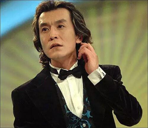 许久未见的李咏竟然换了新发型？网友纷纷直呼：这还是咏哥嘛？