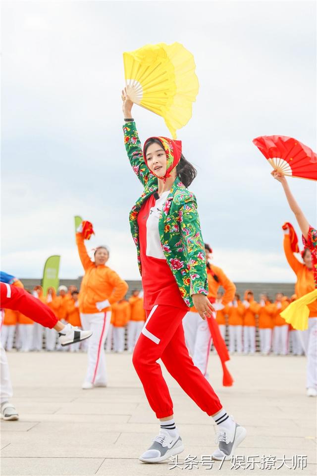 关之琳成史上最美翠花！这身花棉袄竟然毫无违和感，太接地气了