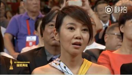 范冰冰获金鸡奖最佳女主，台下闫妮表情亮了，这两位表情耐人寻味