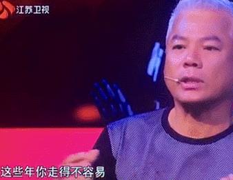 蒙面唱将小刚周传雄出道28年，模仿周杰伦蹦迪样子嗨翻全场！