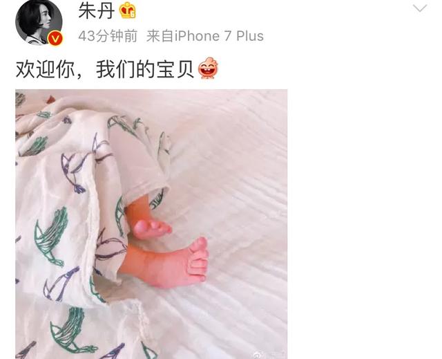 娱乐圈又一女星喜当妈，家庭事业双丰收的她，如今一家很幸福！