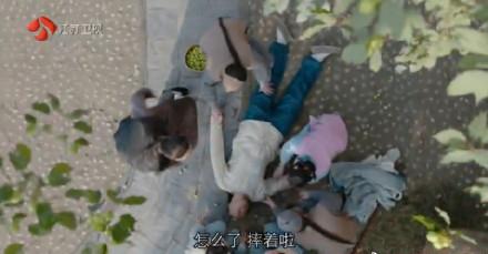 那年花开：最终还是来了，吴聘领盒饭，周莹背锅，网友表示想弃剧