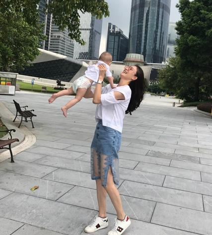 谢杏芳无视林丹出轨丑闻 带儿子逛街秀长腿美过小三