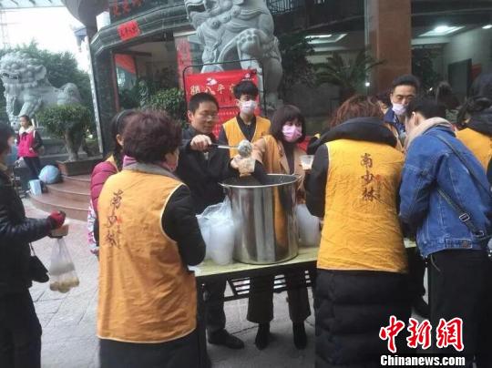 福清南少林寺的义工在向民众发粥。　松友 摄