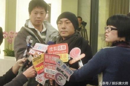 张卫健50岁的二弟张卫彝在家中暴毙，曾控告张卫健克扣18年的薪资