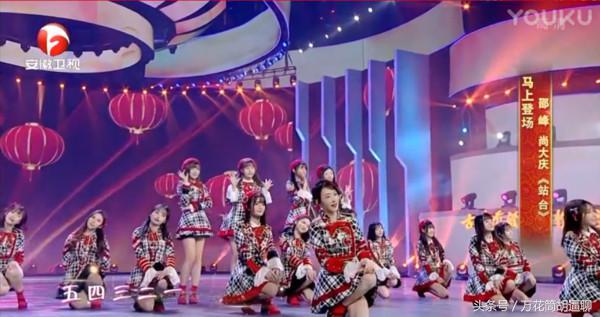 SNH48春晚表演走光！　制服裙「膝上20cm」一转飞起来
