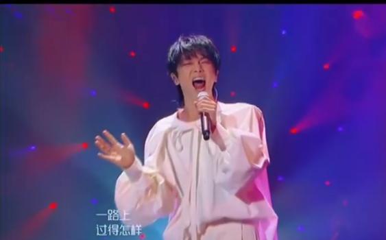 华晨宇《歌手》上唱哭大妈，网友：感觉他在讲述一个故事很悲伤！