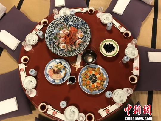 流行于日本的“卓袱料理”。起源于隐元禅师传来的“普茶料理”和围食方式。图为日前日本长崎和福清黄檗文化人士在“花月”料亭体验的卓袱料理“文化宴”。　施凤梅 摄