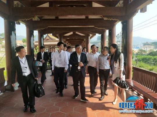 中国侨网印尼经贸考察团参观察看海口弥勒古镇规划建设情况。　陈仁杰　摄