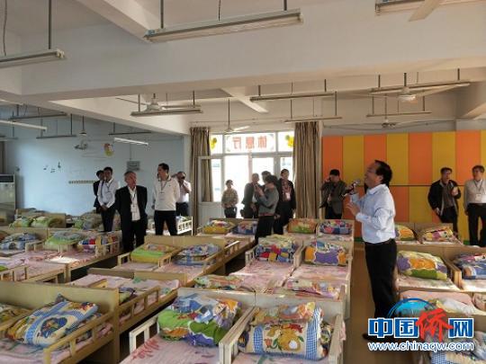 印尼经贸考察团参观侨捐项目东张镇华石小学幼儿园。　陈仁杰 摄