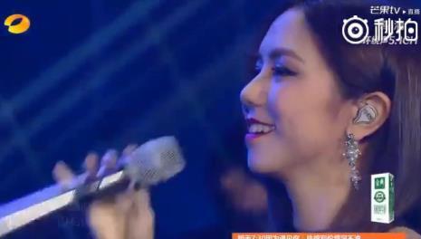 《歌手》华晨宇和邓紫棋的合唱太甜，两人相视一笑的瞬间，好美