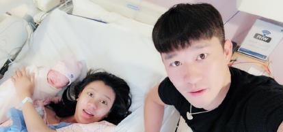 曹云金升级当爸，晒老婆女儿照片，一家三口幸福美满