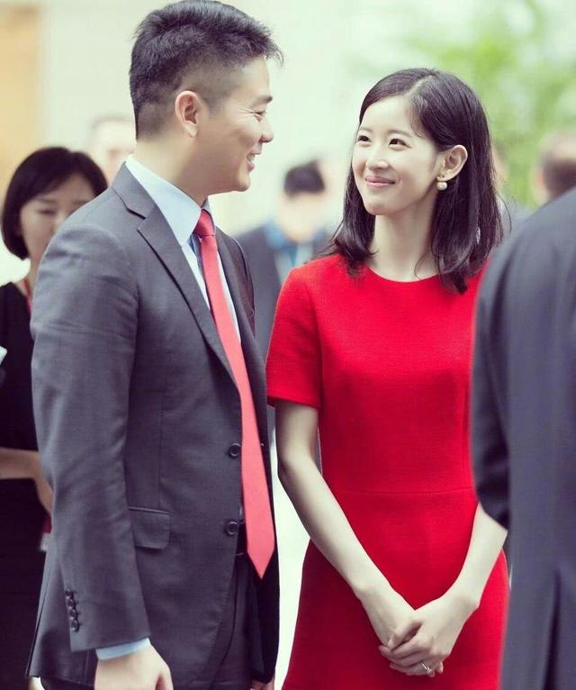 清华毕业的奶茶妹妹带刘强东回母校捐赠2个亿，章泽天满眼爱意！