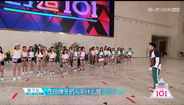 《创造101》黄子韬发飙摔台本的背后原因，不是因为没人扶刘丹萌